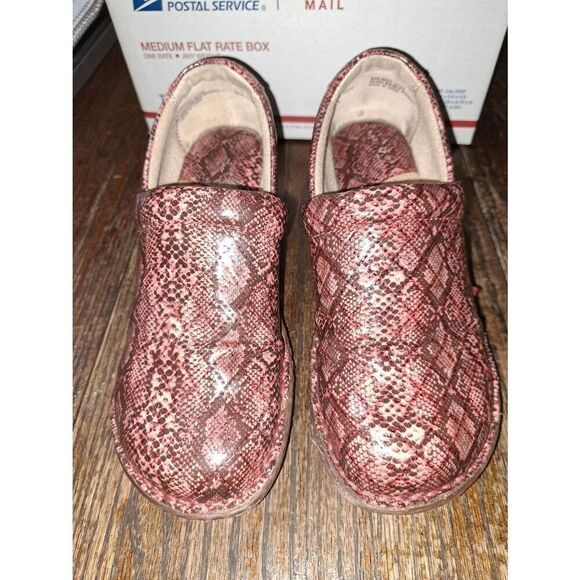 7M b.o.c. Born Clogs Loafers Wedge Heel Pink Brown Faux Leather Snakeskin Shoes - Picture 3 of 8